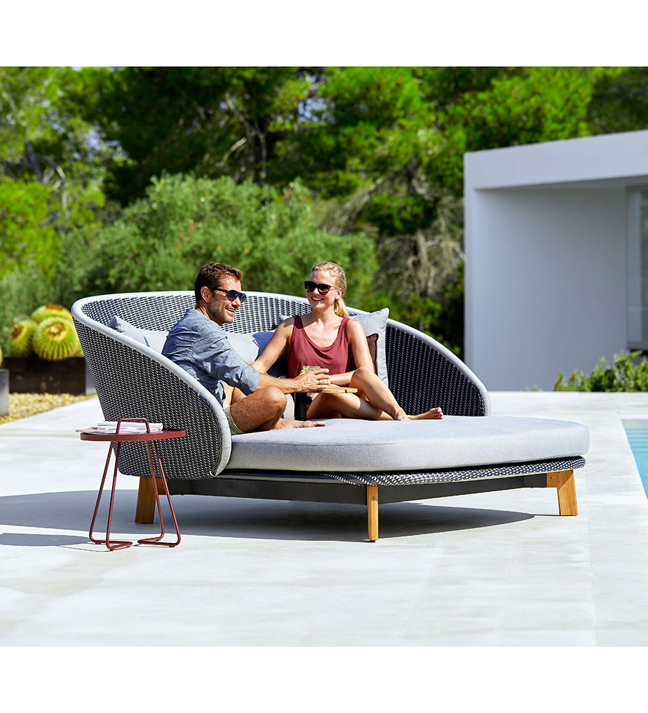 Peacock Daybed with Table